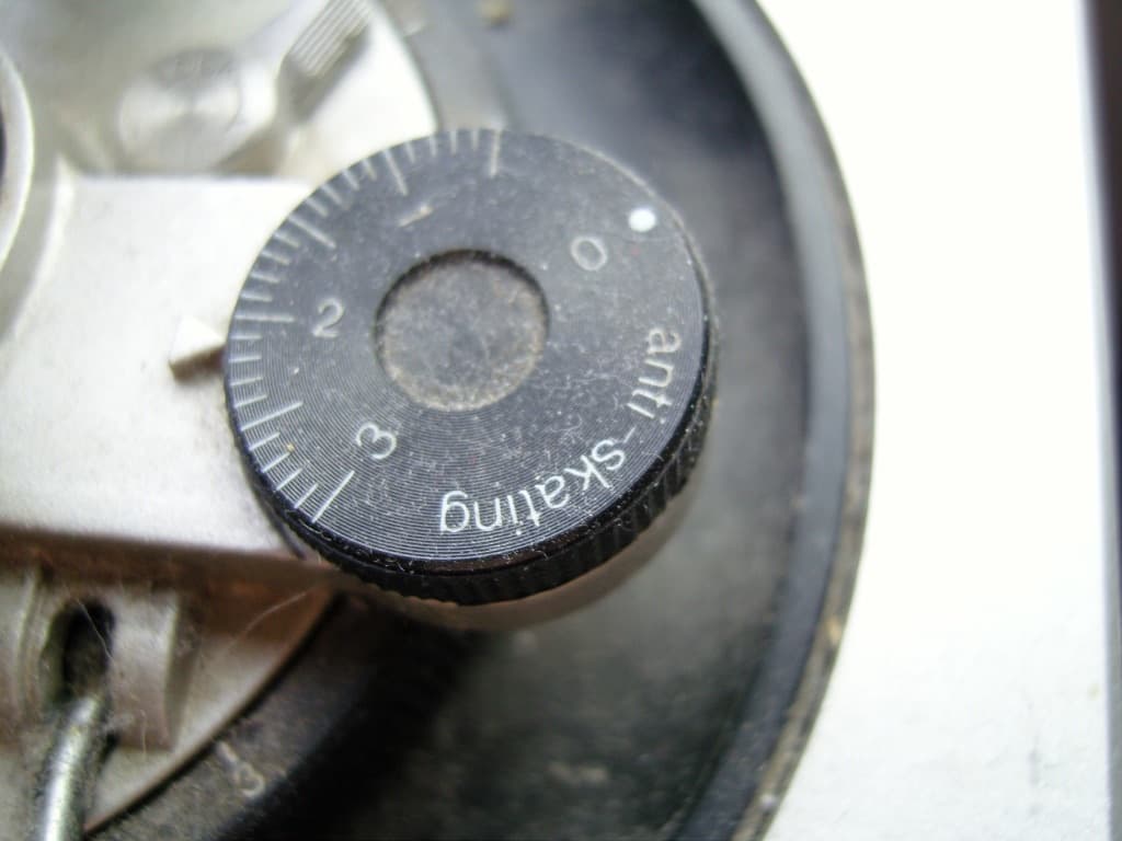 The anti-skating dial on a Technics SL-1200MK2 tonearm base.