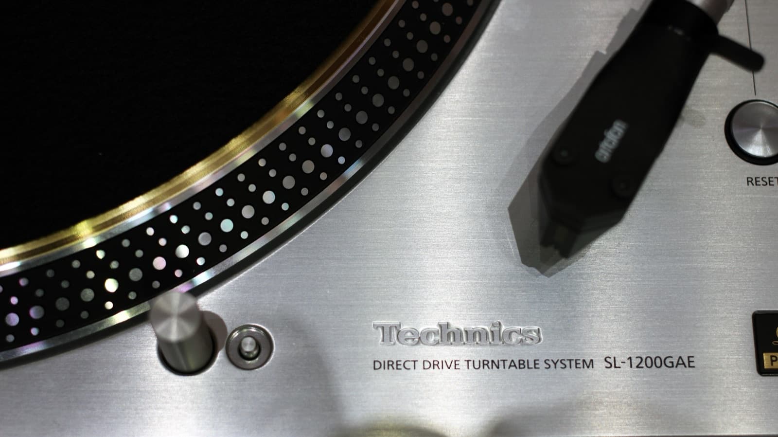SL-1200GAE badge, strobe dots and start/stop button on the 2016 limited edition.