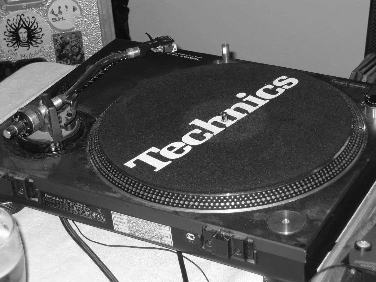 Rear panel and rating plate of a Technics SL-1210MK2.