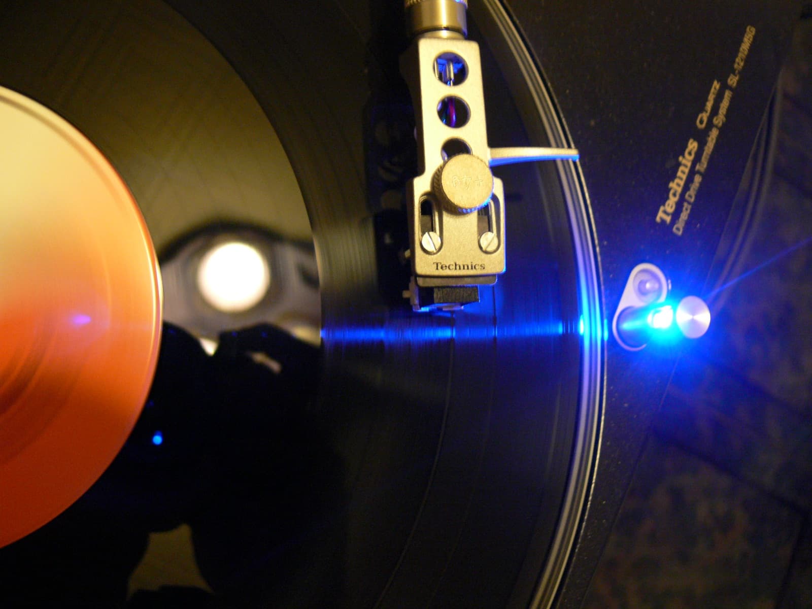 Technics SL-1210M5G badge and blue pop-up target light beside the headshell
